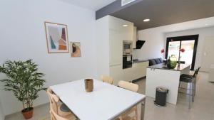 A kitchen or kitchenette at Luxe appartement met 2 badkamers / zee / zwembad
