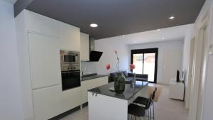 A kitchen or kitchenette at Luxe appartement met 2 badkamers / zee / zwembad