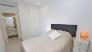 A bed or beds in a room at Luxe appartement met 2 badkamers / zee / zwembad