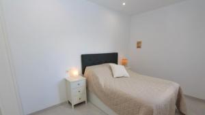 A bed or beds in a room at Luxe appartement met 2 badkamers / zee / zwembad