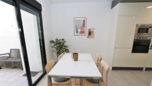 A kitchen or kitchenette at Luxe appartement met 2 badkamers / zee / zwembad