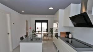 A kitchen or kitchenette at Luxe appartement met 2 badkamers / zee / zwembad