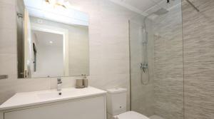 A bathroom at Luxe appartement met 2 badkamers / zee / zwembad