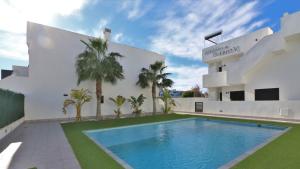 The swimming pool at or close to Luxe appartement met 2 badkamers / zee / zwembad