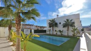 The swimming pool at or close to Luxe appartement met 2 badkamers / zee / zwembad