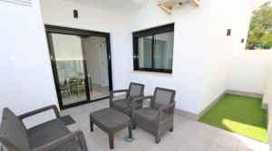 A seating area at Luxe appartement met 2 badkamers / zee / zwembad