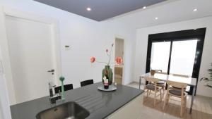 Kép Luxe appartement met 2 badkamers / zee / zwembad szállásáról Lo Pagánban a galériában