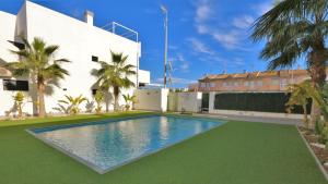 The swimming pool at or close to Luxe appartement met 2 badkamers / zee / zwembad