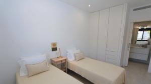 A bed or beds in a room at Luxe appartement met 2 badkamers / zee / zwembad