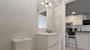 A kitchen or kitchenette at Luxe appartement met 2 badkamers / zee / zwembad