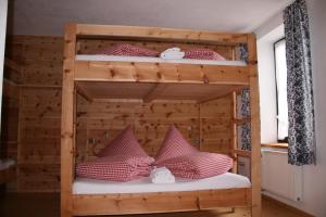 Postel nebo postele na pokoji v ubytování Gasthof Fallmühle