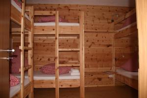 Postel nebo postele na pokoji v ubytování Gasthof Fallmühle