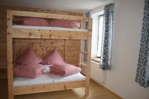 Postel nebo postele na pokoji v ubytování Gasthof Fallmühle