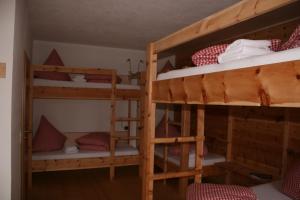 Postel nebo postele na pokoji v ubytování Gasthof Fallmühle