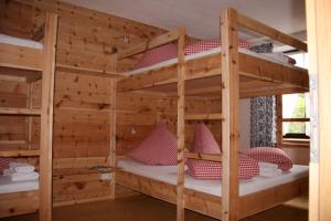 Postel nebo postele na pokoji v ubytování Gasthof Fallmühle