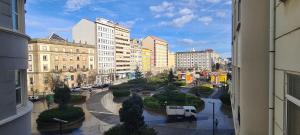 uma vista para uma cidade com edifícios e uma rua em Piso recién reformado Galiano em Ferrol