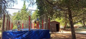 Tenis alebo squash v ubytovaní Apartments Kornati alebo jeho okolí