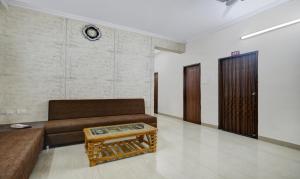 sala de estar con sofá y mesa de centro en Treebo Trend Alankar Hoshangabad Road en Bhopal