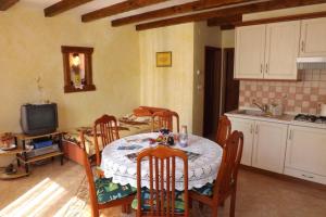 Kuchyň nebo kuchyňský kout v ubytování Apartment in Umag with WiFi 853-2