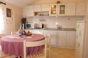 Kuchyň nebo kuchyňský kout v ubytování Ferienwohnung in Umag mit Terrasse, W-LAN, Waschmaschine 853-3