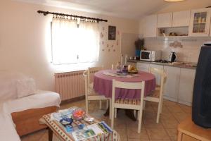 Kuchyň nebo kuchyňský kout v ubytování Ferienwohnung in Umag mit Terrasse, W-LAN, Waschmaschine 853-3