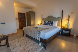 Letto o letti in una camera di Seclude Ramgarh Willows