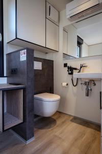 a bathroom with a toilet and a sink at Roatel Osterfeld A9 my-roatel-com in Kleinhelmsdorf