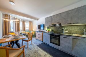 Kuchyň nebo kuchyňský kout v ubytování Gästehaus Schusser an der Therme, Frühstück inklusive, Doppelzimmer und Ferienwohnung