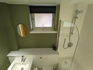 bagno con doccia, lavandino e specchio di Middlehaven Studio a Middlesbrough
