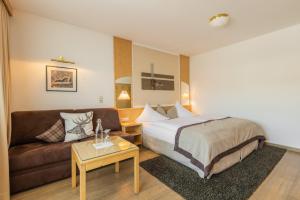 pokój hotelowy z łóżkiem i kanapą w obiekcie Hotel Central w mieście Seefeld in Tirol