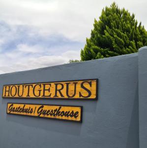 um sinal na parede que diz furacões em Houtgerus Gastehuis/Guesthouse em Olifantshoek