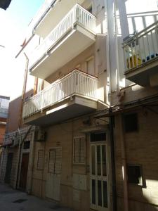 un edificio con 2 balcones en un lateral en CENTRALISSIMO MINI APPARTAMENTO 2° PIANO, en Margherita di Savoia