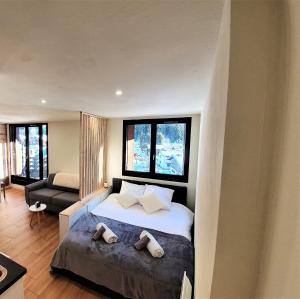 ein Schlafzimmer mit einem großen Bett mit zwei Kissen in der Unterkunft Grand Studio Aiguille du Midi et vue Mont Blanc in Chamonix-Mont-Blanc