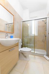 een badkamer met een toilet, een wastafel en een douche bij Villa Atlantis in Protaras