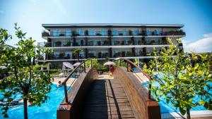 a resort with a swimming pool and a building at Hotel Bella Italia in Peschiera del Garda