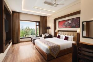 Ramada by Wyndham Varanasi Katesar客房内的一张或多张床位