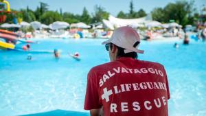 a man in a red shirt at a water park at Hotel Bella Italia in Peschiera del Garda