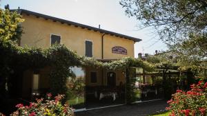 a building with a garden in front of it at Hotel Bella Italia in Peschiera del Garda