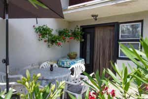 a patio with a table and chairs and an umbrella at Apartment Mia in Donja Pačetina