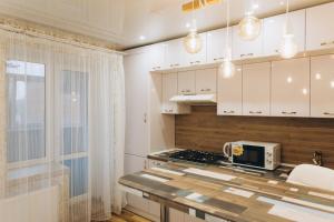 Кухня або міні-кухня у LUXE Apartments Illinskaya 3 floor