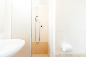 un bagno con doccia, wc e lavandino di Zenith a Lido di Jesolo Altre 45 foto