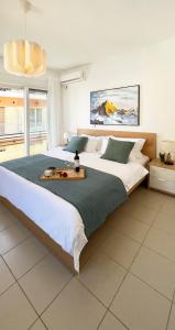 duża sypialnia z dużym łóżkiem ze stołem w obiekcie New Times Home&Suites w Atenach