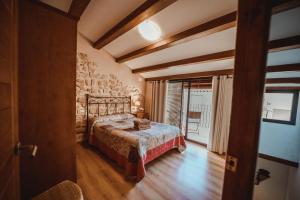 Postel nebo postele na pokoji v ubytování Ca La Leonor, Ecoturisme Terra Alta