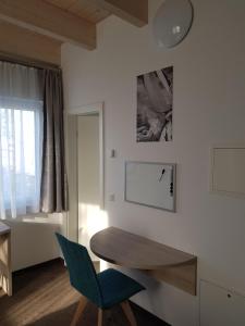 a room with a table and a chair and a window at Boardinghouse am Borkumkai in Emden