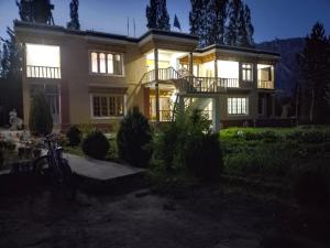 uma casa grande à noite com as luzes acesas em LA-TSAS GUEST HOUSE em Hundar