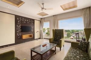 Ramada by Wyndham Varanasi Katesar的电视和/或娱乐中心