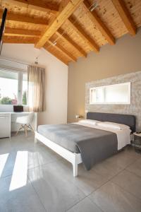 a bedroom with a large bed and a desk at Magrine Castelfranco Veneto in Castelfranco Veneto