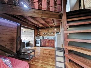 um quarto amplo com uma cozinha com pisos em madeira em Bali Serenity Home em Saint-Leu