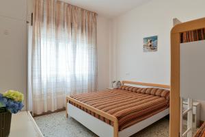 una camera da letto con un letto e una finestra di Zenith a Lido di Jesolo