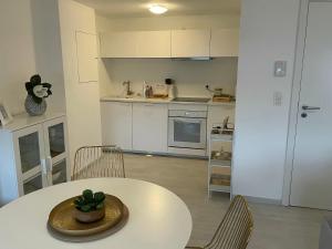 a kitchen with a table and chairs in a room at Le Relax by La Dame de Coeur - Logement zen urbain in Namur